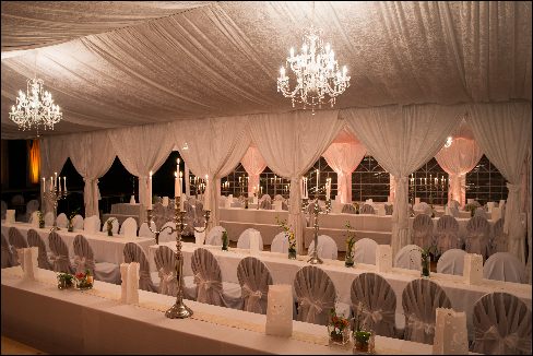 Festzelt, heiraten, romantischer Saal, edel, schick, Hochzeit im Zelt, Zelthochzeit